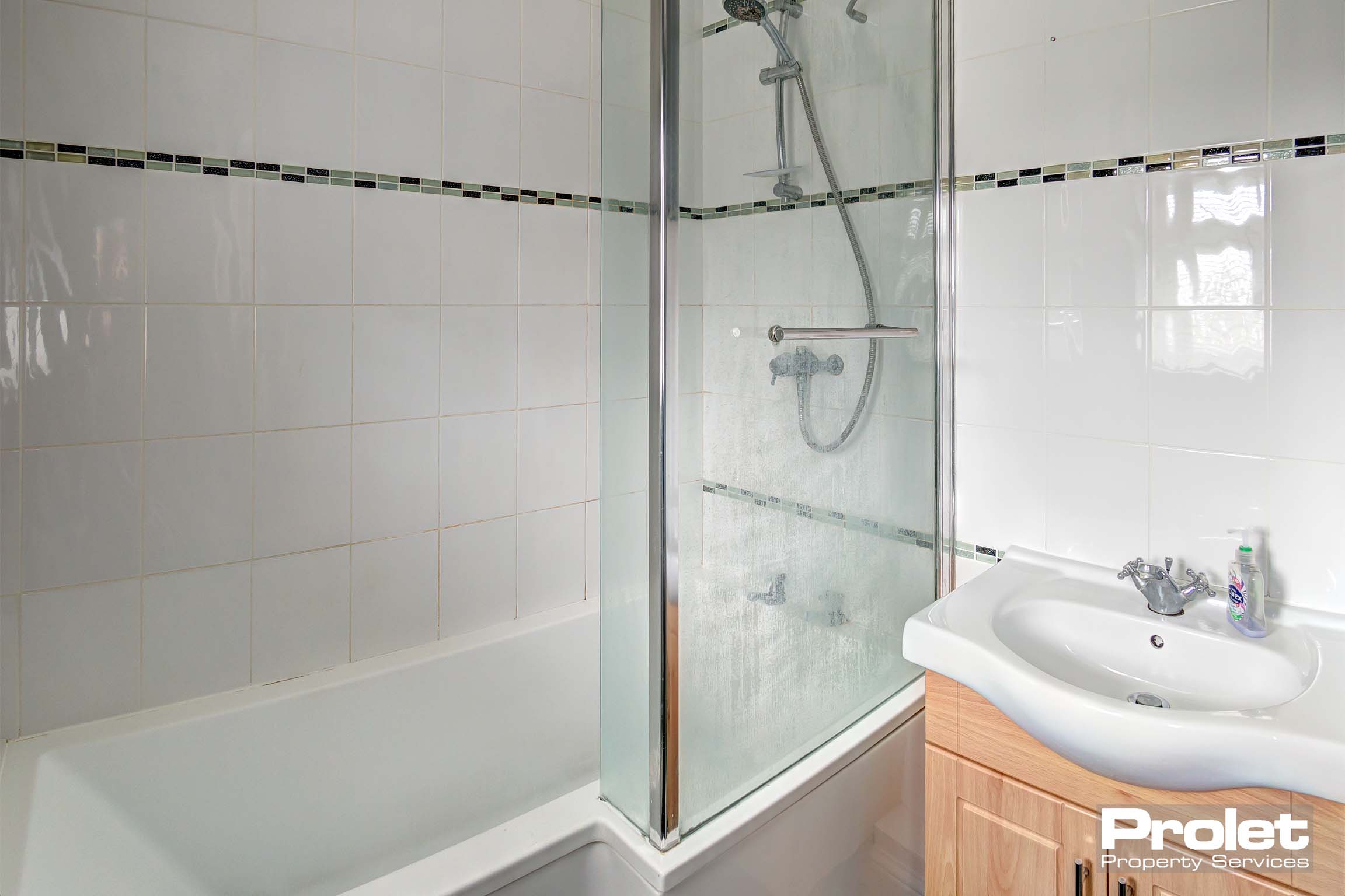 Shower over the bath layout