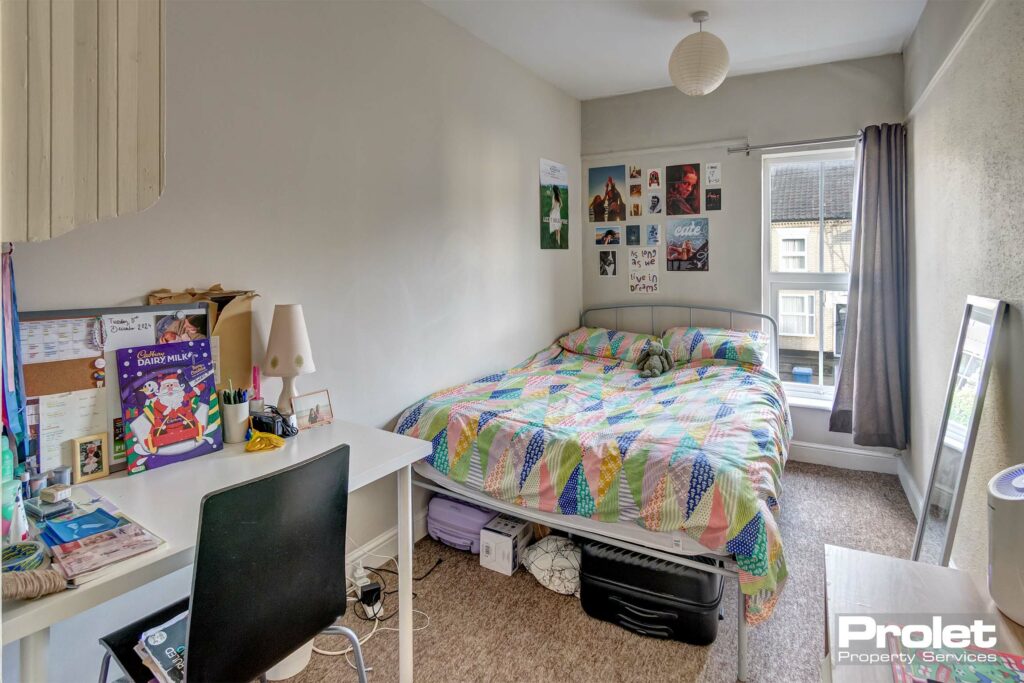 Double bedroom with desk